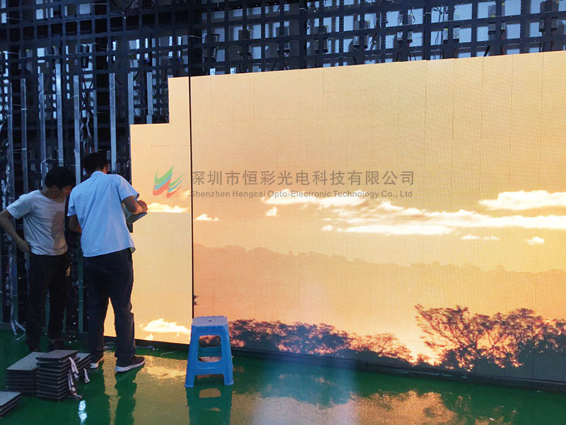 深圳恒彩光電P6 LED顯示屏產品老化中